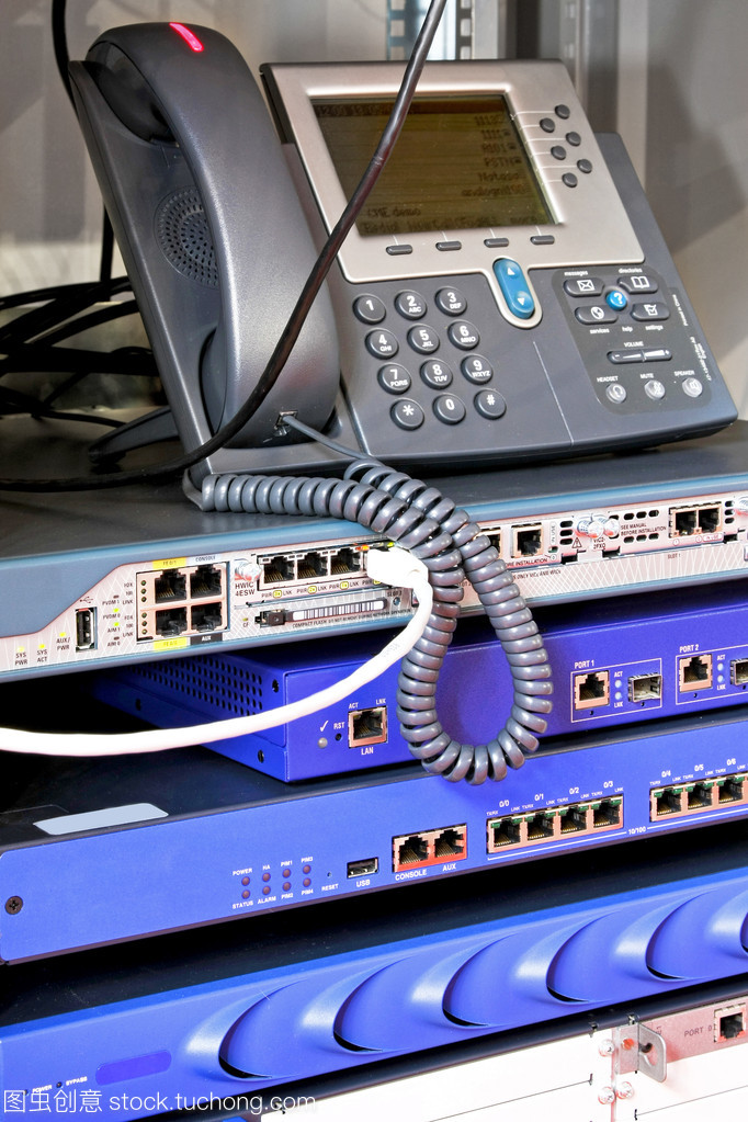 數(shù)據(jù)通信中的關(guān)鍵網(wǎng)絡(luò)設(shè)備及其功能解析